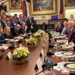 Javier Milei y sus funcionarios, en la mesa junto a Donald Trump. Javier Milei y sus funcionarios, en la mesa junto a Donald Trump.