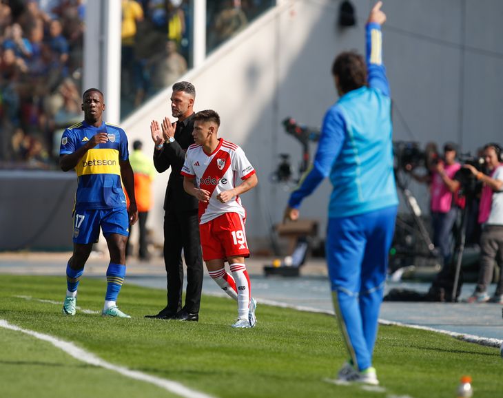 El entrenador de River, Martín Demichelis, volvió a quedar bajo la lupa tras la derrota con Boca en el superclásico en Córdoba, donde comenzó ganando. Un duro golpe anímico con vistas al partido del miércoles ante Libertad, en Paraguay, por la fecha 3 del Grupo H de la Copa Libertadores.