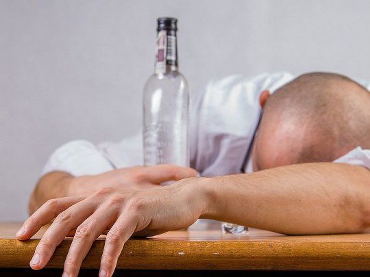 Los contextos de aislamiento y las sensaciones de la pandemia pueden jugar en contra a quienes consumen alcohol, tabaco u otras sustancias.