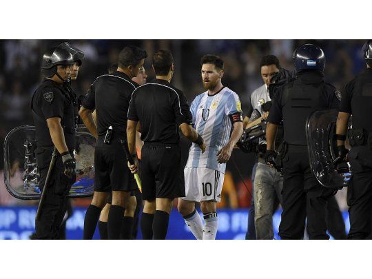 Messi aseguró que no insultó al juez de línea.