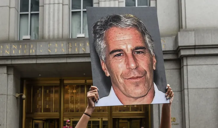 Epstein, between wealth and accusations of horrendous crimes. Epstein, between wealth and accusations of horrendous crimes.