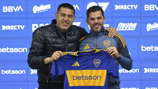 Fernando Gago, ex DT de Boca, junto al presidente Riquelme