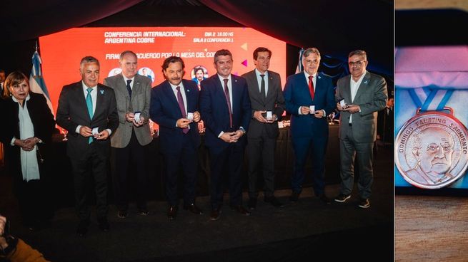 Mesa del Cobre. Los gobernadores que participaron de la firma del acuerdo recibieron una moneda de cobre con la cara de Sarmineto. El material es ijmportado, Argentina ya no produce el metal rojo desde 2018.&nbsp;