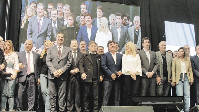 Compañeros. Juan Manzur, Jorge Capitanich, Gerardo Zamora, Axel Kicillof, Fernando Espinoza y Verónica Magario juntos ayer en Tecnópolis.