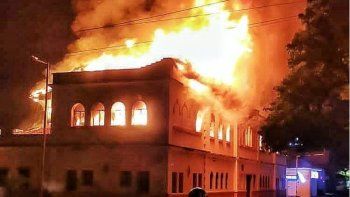 El Palacio de Justicia de Tuluá, en el Valle de Cauca, fue incendiado en otra noche de protestas contra el gobierno de Iván Duque e Colombia.