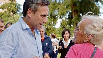 Apuesta. Mestre, durante una recorrida, con la mirada puesta en el 12-M.&nbsp;