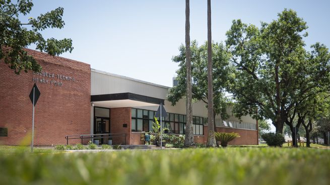 Fachada de la entidad ubicada en Pacheco, partido de Tigre. La Escuela Henry Ford cumple sus 60 años de vida, por allí egresaron más de 1.400 técnicos (Fotos: Prensa Ford)