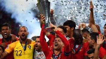 Cristiano Ronaldo celebra el segundo título que ganó con la selección portuguesa.