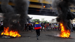 Cuatro muertos, estatuas de Hugo Chávez derribadas y tensión diplomática, así sigue la crisis electoral en Venezuela