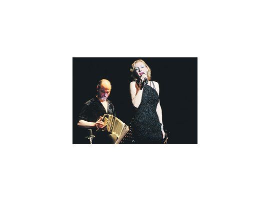 En «El último tango en Berlín», Ute Lemper juega teatralmente con su seducción, e interpreta una larga lista de canciones, que alcanzan su mayor vuelo en las piezas alemanas.