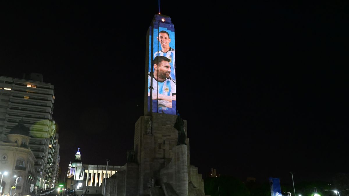 El Monumento a la Bandera homenajeó a Messi y Di María en la previa del debut argentino