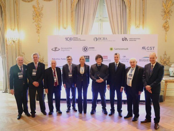 Javier Milei se rodeó de empresarios en un almuerzo organizado por CICyP Javier Milei se rodeó de empresarios en un almuerzo organizado por CICyP