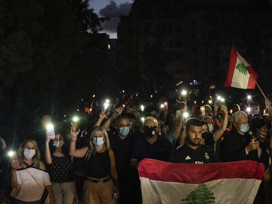 Miles de personas marcharon con velas el domingo a la noche en Beirut para homenajear a las v&iacute;ctimas de la explosi&oacute;n en el puerto.
