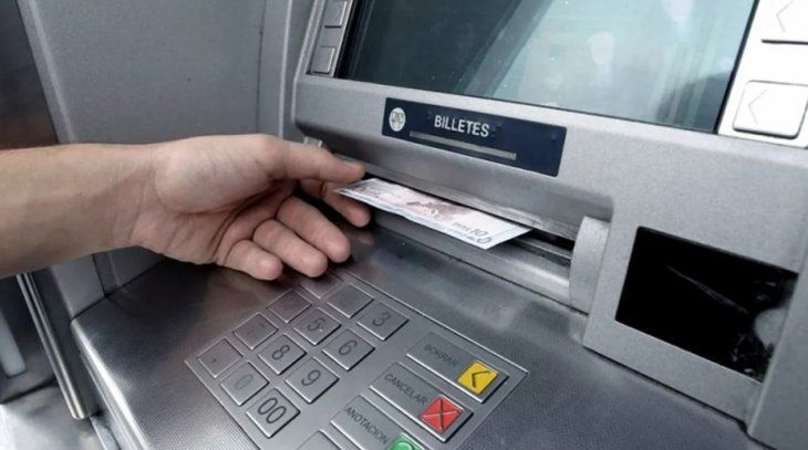 Inflación y billetes: los bancos se vieron obligados a duplicar la reposición de cajeros automáticos imagen-2