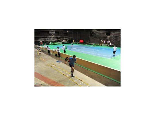 Mayer entrena mientras Delbonis y Berlocq pelotean en la cancha.