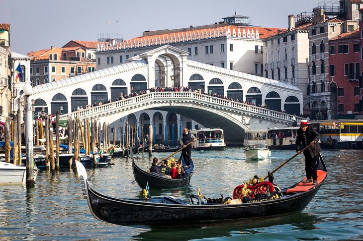 April 25 is the national holiday in Italy. April 25 is the national holiday in Italy.