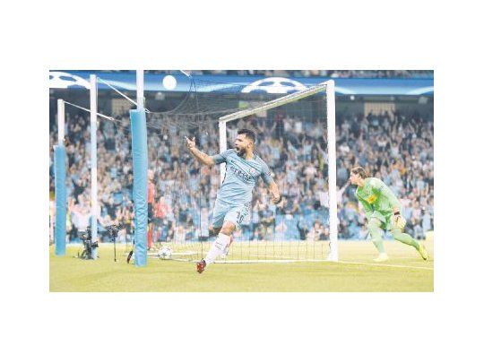 goleador. Sergio “Kun” Agüero fue la figura del City al marcar tres goles en el triunfo ante el Borusia Mönchengladbach.