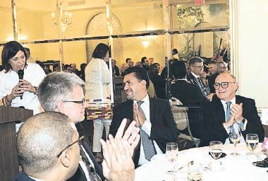 Festejo por la resolución antibuitres en la ONU con más de cien embajadores llevados por Héctor Timerman y Marita Perceval al River Club.