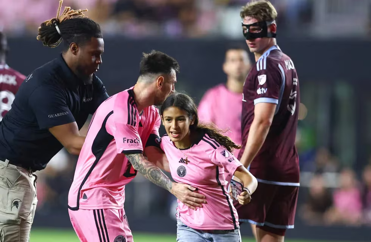 The girl who entered the field to hug Messi in the last Inter Miami game The girl who entered the field to hug Messi in the last Inter Miami game