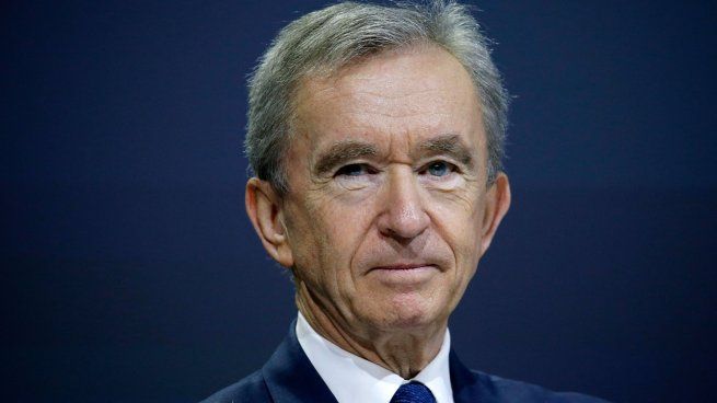 Bernard Arnault, de LVMH, lidera el ranking de empresarios millonarios centrados en negocios convencionales.