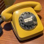 Millones de nostálgicos encuentran en este accesorio una forma divertida de volver al pasado y disfrutar de las llamadas como antes, sin distracciones. Millones de nostálgicos encuentran en este accesorio una forma divertida de volver al pasado y disfrutar de las llamadas como antes, sin distracciones.