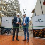 Esta inversión se suma a los más de u$s70 millones desembolsados en los últimosaños para ampliar la capacidad de almacenaje y mejorar la infraestructura portuaria. Esta inversión se suma a los más de u$s70 millones desembolsados en los últimosaños para ampliar la capacidad de almacenaje y mejorar la infraestructura portuaria.