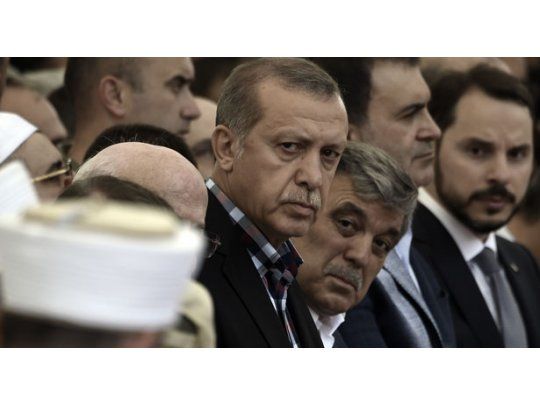 El presidente turco Racep Erdogan en el funeral de los fallecidos durante el fallido golpe de Estado.