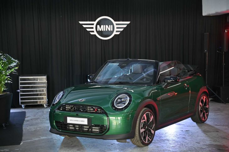 El MINI Cabrio, con su techo de lona que se pliega en solo 18 segundos, es la opción ideal para quienes buscan disfrutar del manejo “siempre abierto”. El MINI Cabrio, con su techo de lona que se pliega en solo 18 segundos, es la opción ideal para quienes buscan disfrutar del manejo “siempre abierto”.