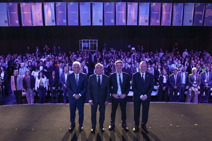 Los gobernadores de San Luis, Mendoza y Santiago del Estero se reunieron en la capital mendocina. Los gobernadores de San Luis, Mendoza y Santiago del Estero se reunieron en la capital mendocina.