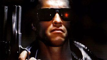 Con un simple cambio, Arnold creó una de las citas más memorables del cine, demostrando que a veces los momentos icónicos surgen de lo inesperado.