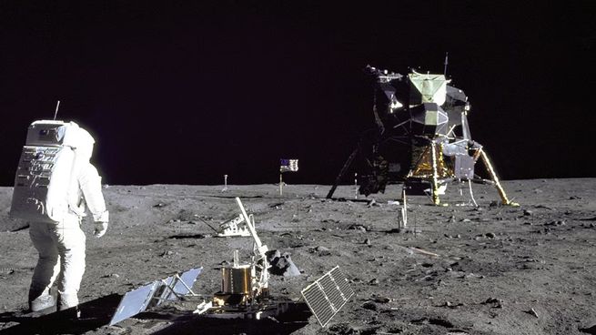 Charles M. Duke, uno de los pocos hombres en pisar la Luna, aclaró, a través de un reel de Instagram por qué las estrellas parecen desaparecer cuando se observa el espacio desde una nave o el suelo lunar.