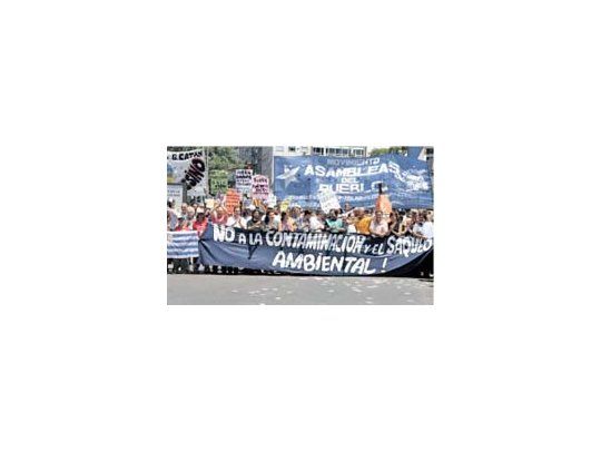 Ambientalistas de Gualeguaychú reeditarán sus marchas en Buenos Aires contra la pastera Botnia.