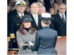 Cristina de Kirchner apareció el viernes con un sombrero. Intentó llamar la atención, pero el detalle en la cabeza se perdió en medio de tantos soldados con gorro.