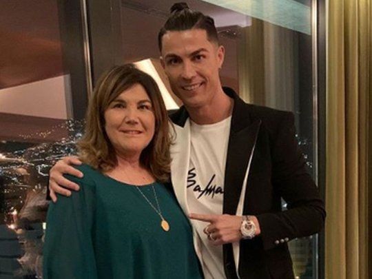 Cristiano Ronaldo junto a su mamá.