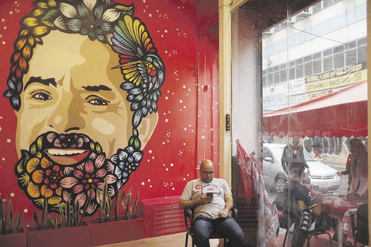 WAITING. A man awaits the arrival of militants of the Workers' Party in a local party in the city of Rio de Janeiro. The possible return to power of Lula da Silva brings hope to the poorest in Brazil.