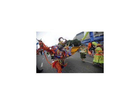 Las coloridas delegaciones de las distintas provincias y municipios en el marco del desfile federal, en que se combinaban trajes típicos gauchescos, de los pueblos originarios.