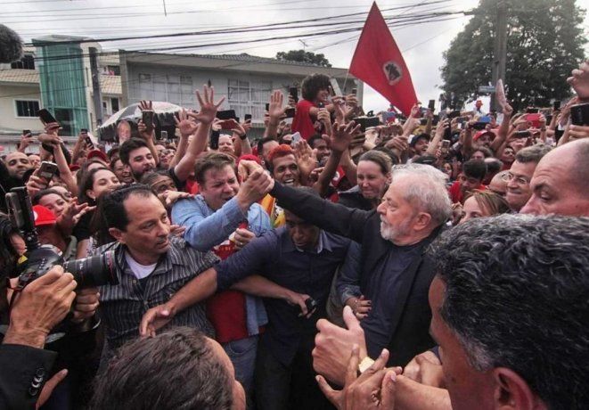Lula es saludado por miles de seguidores que lo aguaradaban en la vigilia.&nbsp;