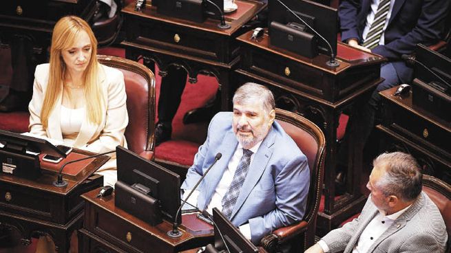 recuperado. El jefe kirchnerista, José Mayans, volvió al recinto tras varios meses. No recibió buenas noticias.