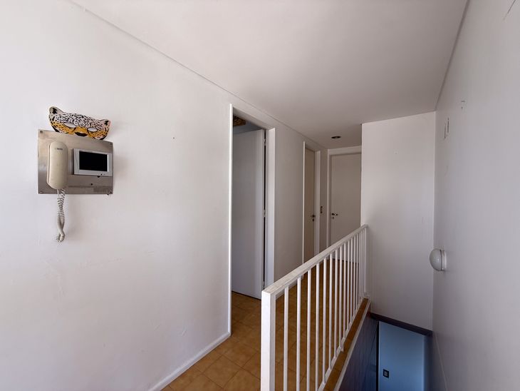 Tiene dos niveles, por eso es dúplex Tiene dos niveles, por eso es dúplex