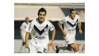 «Maxi» Moralez festeja su gol con mucha euforia. Vélez ganó 3 a 0 y va con tranquilidad a jugar la revancha.