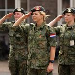 La reina terminó la primera parte de la formación, que culmina con el rango de Teniente Coronel. La reina terminó la primera parte de la formación, que culmina con el rango de Teniente Coronel.