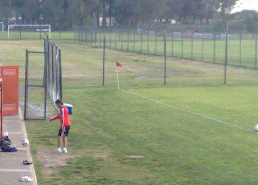 Se tentó. Oscar Ahumada estuvo sentado viendo el entrenamiento de sus compañeros. Al final no aguantó y pateó una pelota.