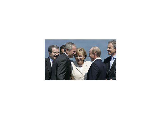 Momentos previos a la foto oficial, presidentes, cancilleres y premiers del G-8.