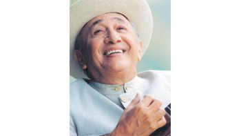 Simón Díaz, autor de “Caballo viejo”, que cantó Mercedes Sosa entre otros numerosos artistas.