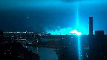 nueva york: las mas locas hipotesis por una extrana luz azul que ilumino la noche