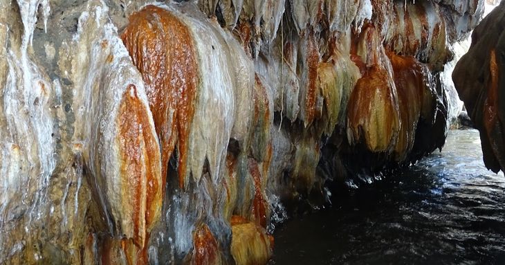 Una joya para el turismo, con cavernas, senderos y un clima misterioso que convierte cada paso en una escena inolvidable.