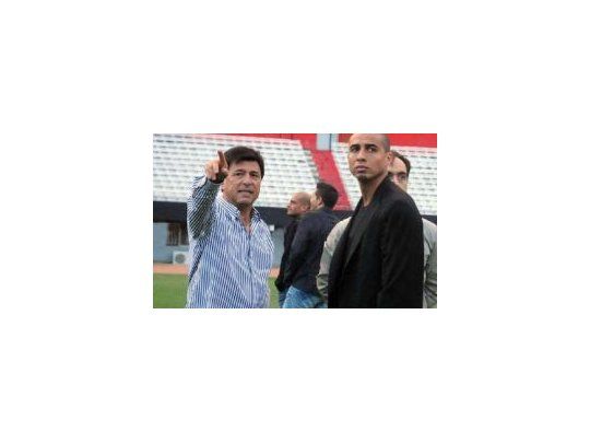Sueño. Passarella acompañó a Trezeguet en su visita al Monumental. El delantero cumplirá su sueño de hincha.