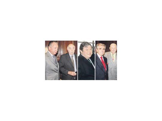 Daniel Funes de Rioja, Guillermo Alchouron, Ignacio Gutiérrez Saldívar, Jorge Pereyra de Olazábal y Julio Werthein, en la cena de la Academia de Gastronomía, donde se cocinaron sólo platos con papa como ingrediente.