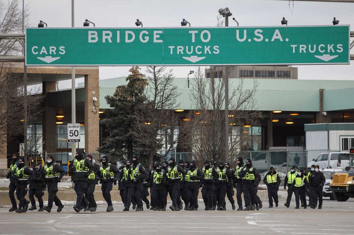 La Policía desbloquea el puente Ambassador entre Canadá y Estados Unidos.