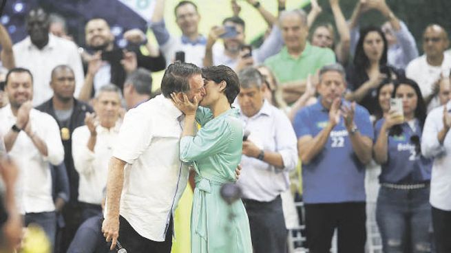 HOMBRE DE FAMILIA. Jair Bolsonaro lanzó su campaña para la reelección en Río de Janeiro acompañado por su esposa, Michelle, a quien describió como una “mujer virtuosa”. El tono religioso impregnó la convocatoria.